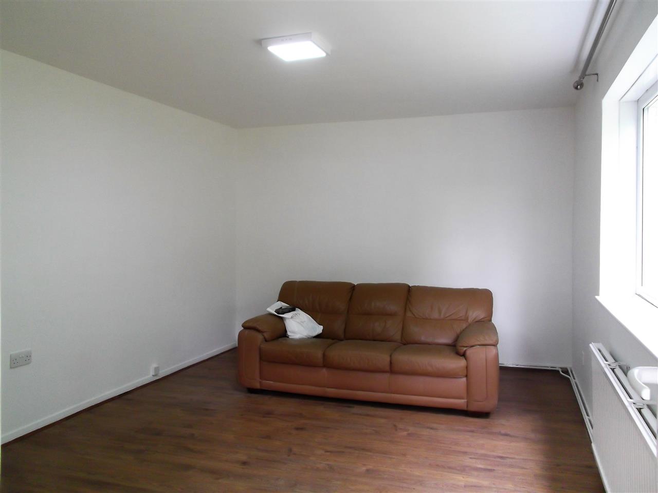 Bushey, Fuller Close - Picture 4