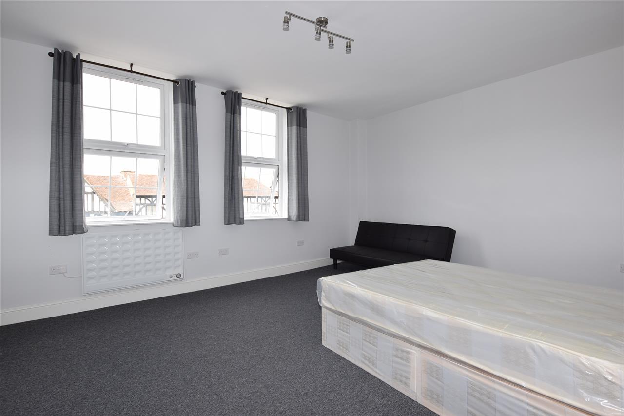 High Street - Picture 2