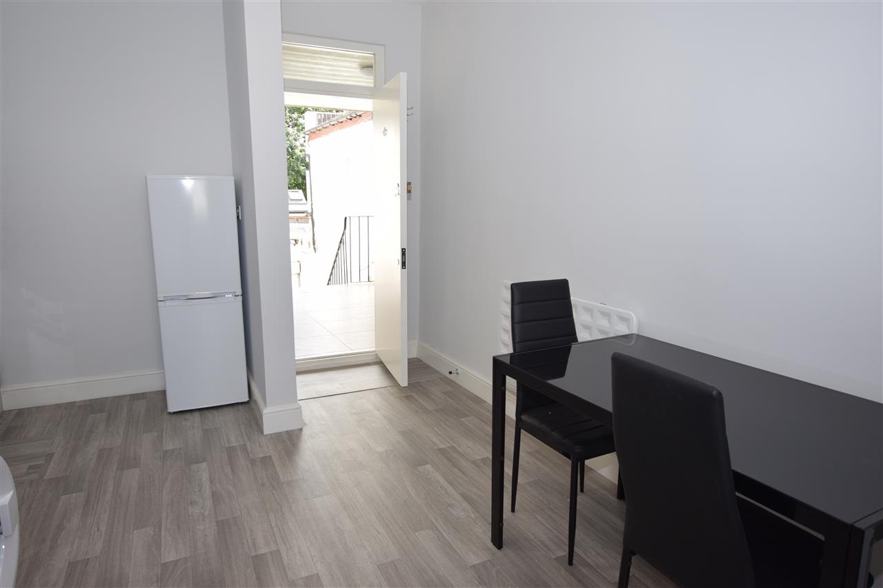 High Street - Picture 3