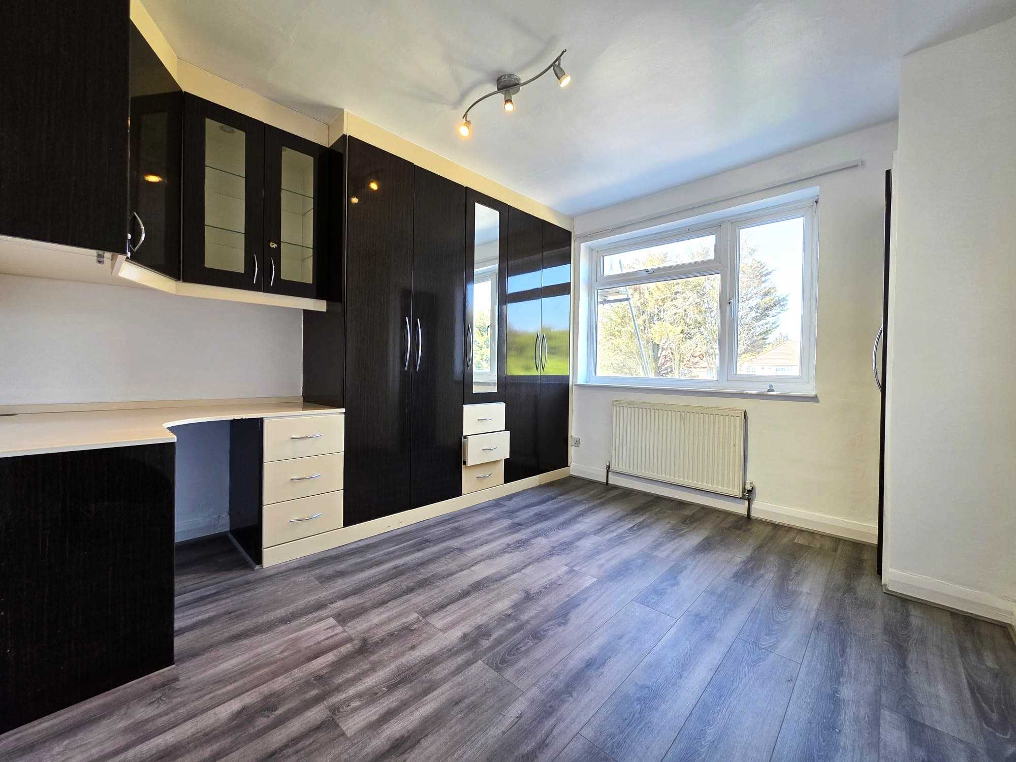 Elgin Avenue - Picture 9