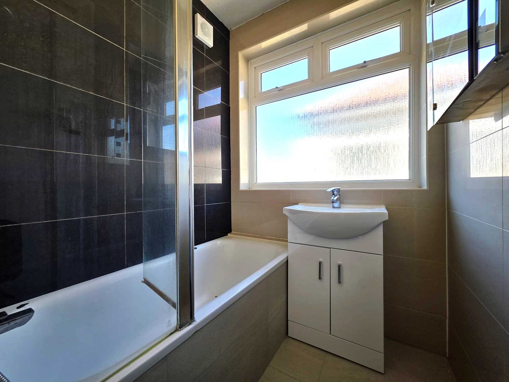 Elgin Avenue - Picture 11