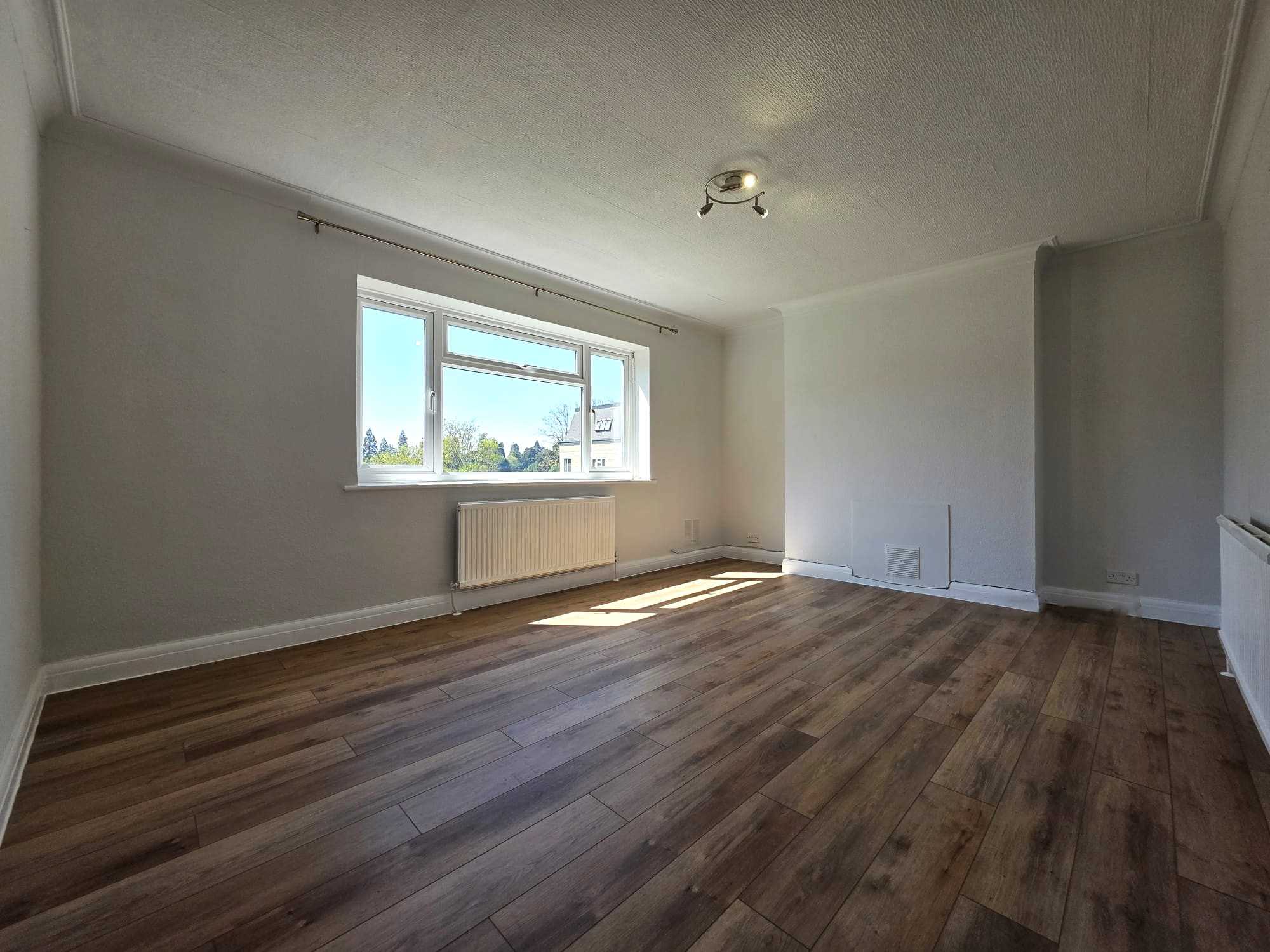 Hollygrove. Bushey Heath - Picture 3