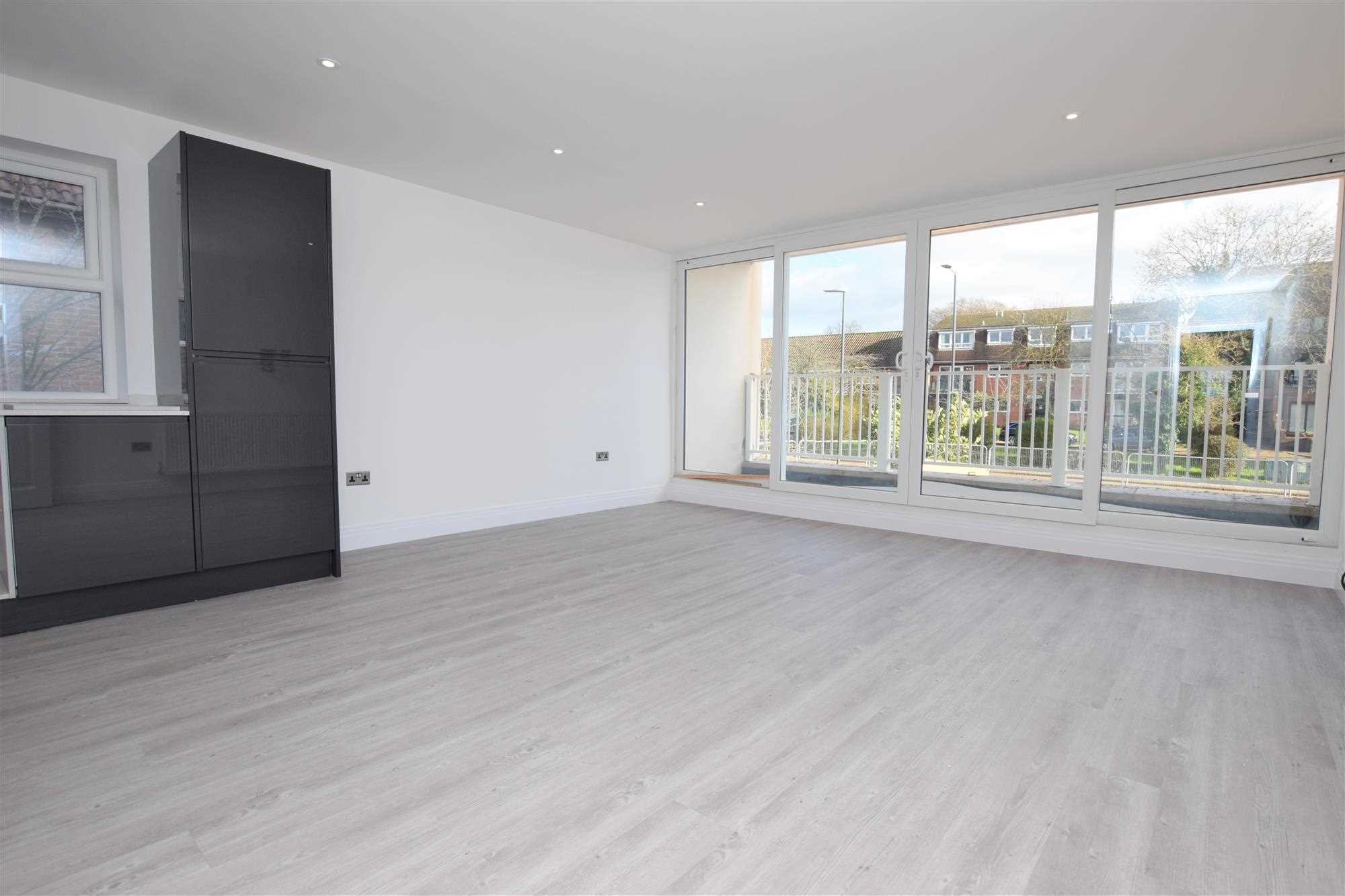 Redbourne Avenue - Picture 2