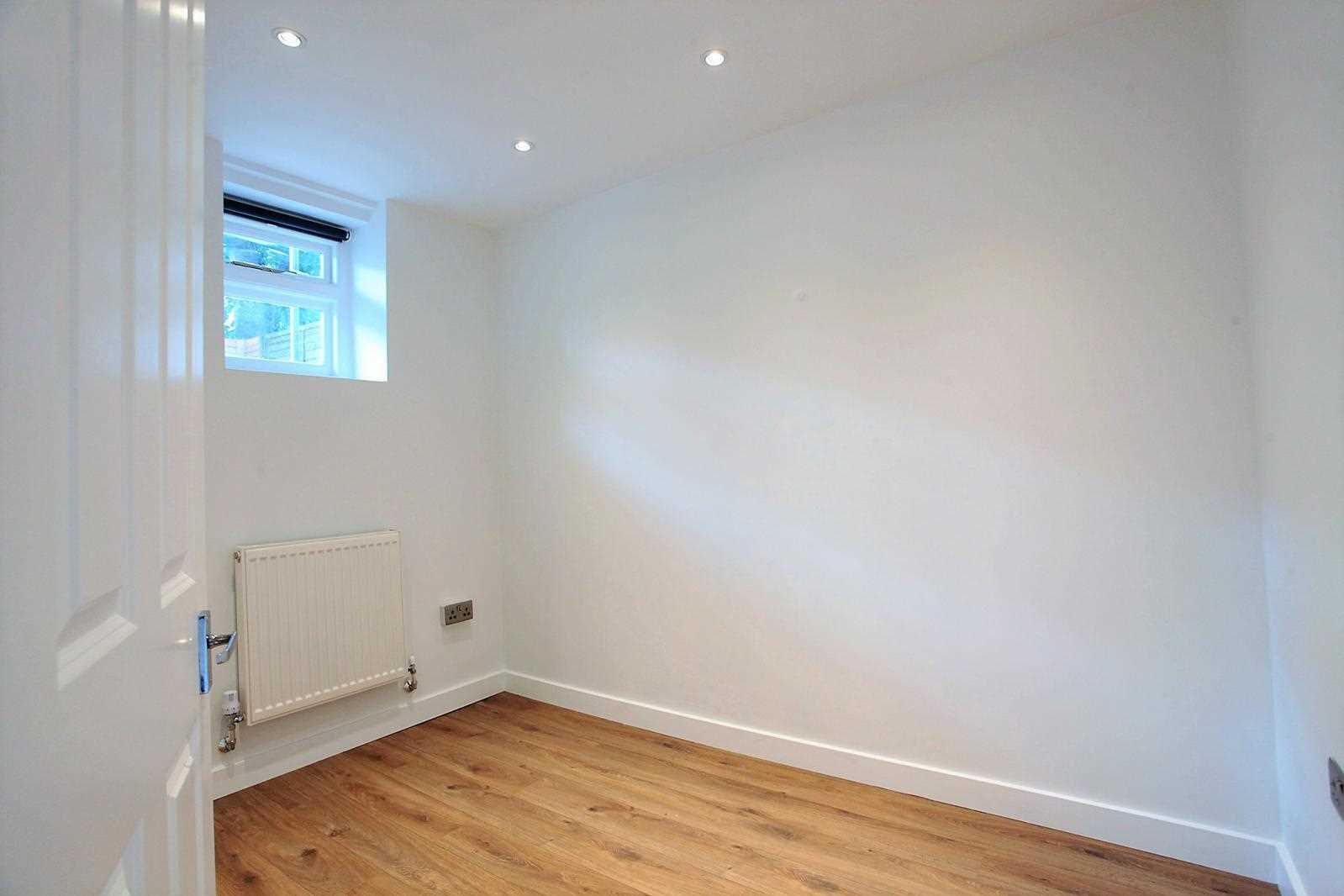 Clapham Park Road - Picture 5