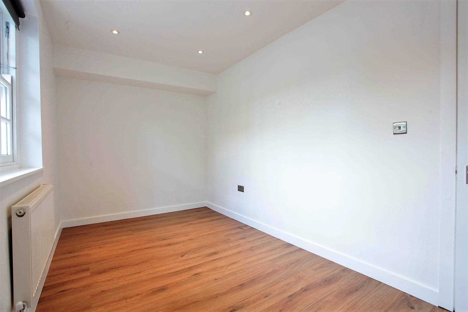 Clapham Park Road - Picture 8