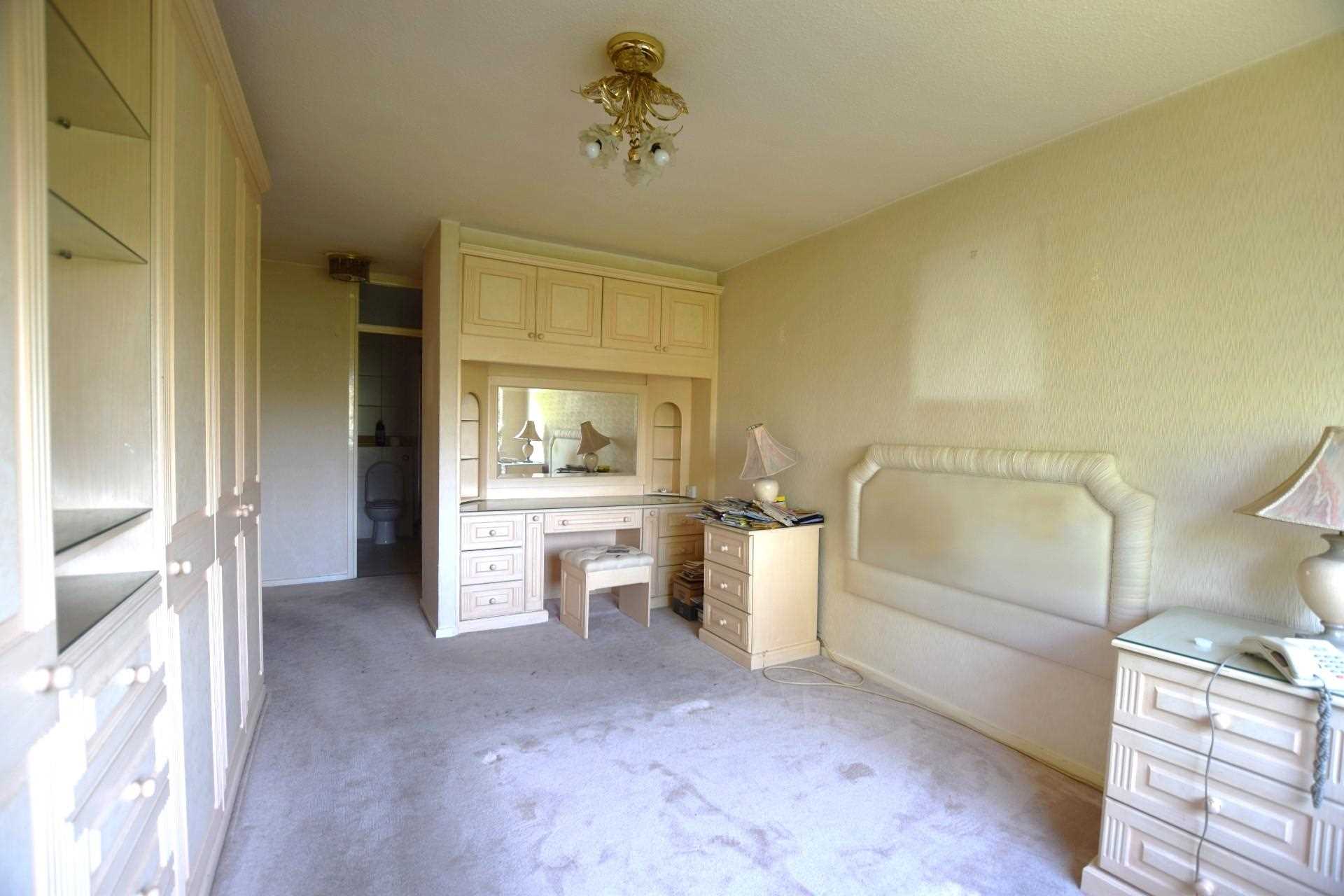Kent House, Stratton Close, Edgware - Picture 5