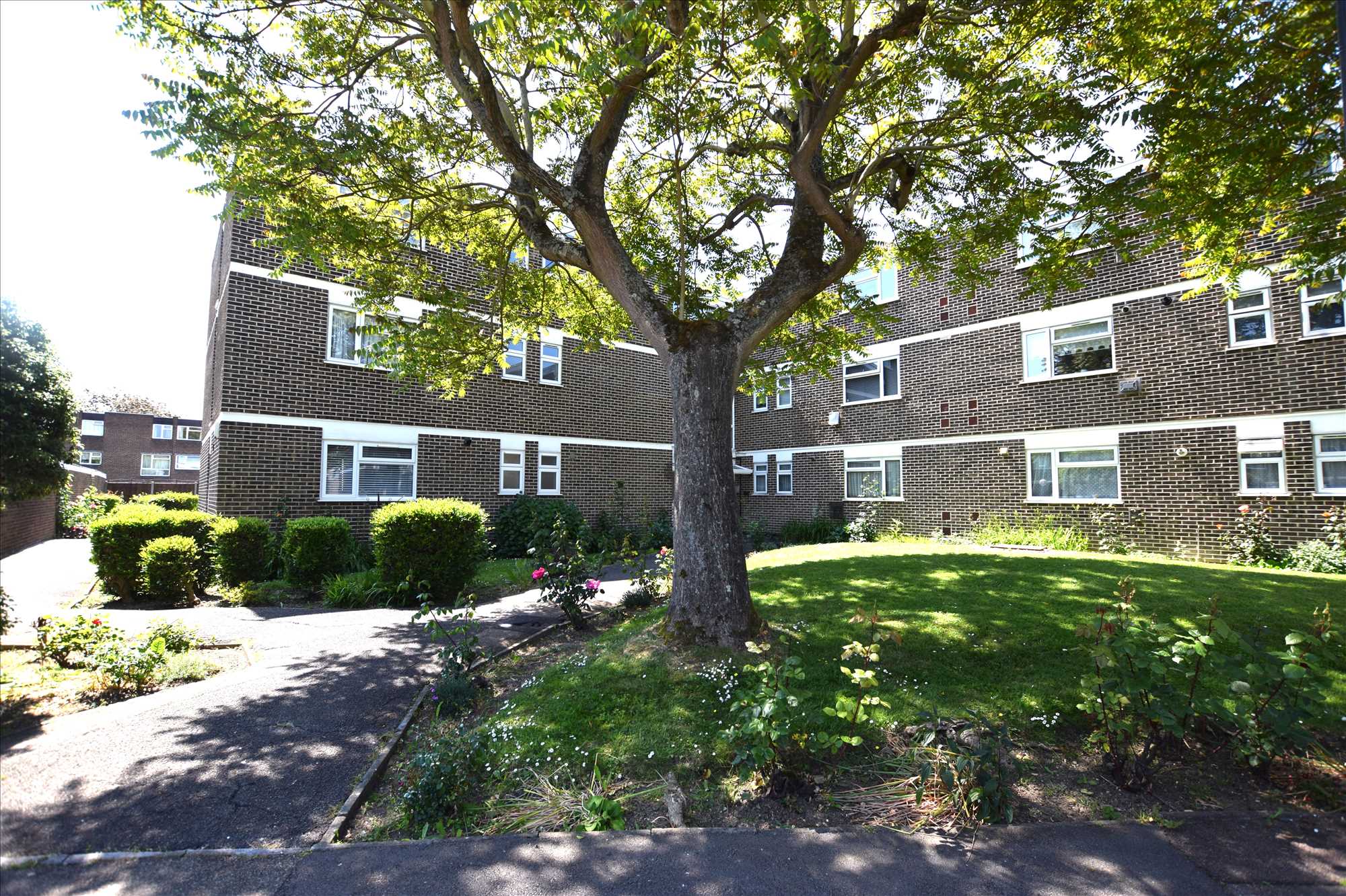 Kent House, Stratton Close, Edgware - Picture 15