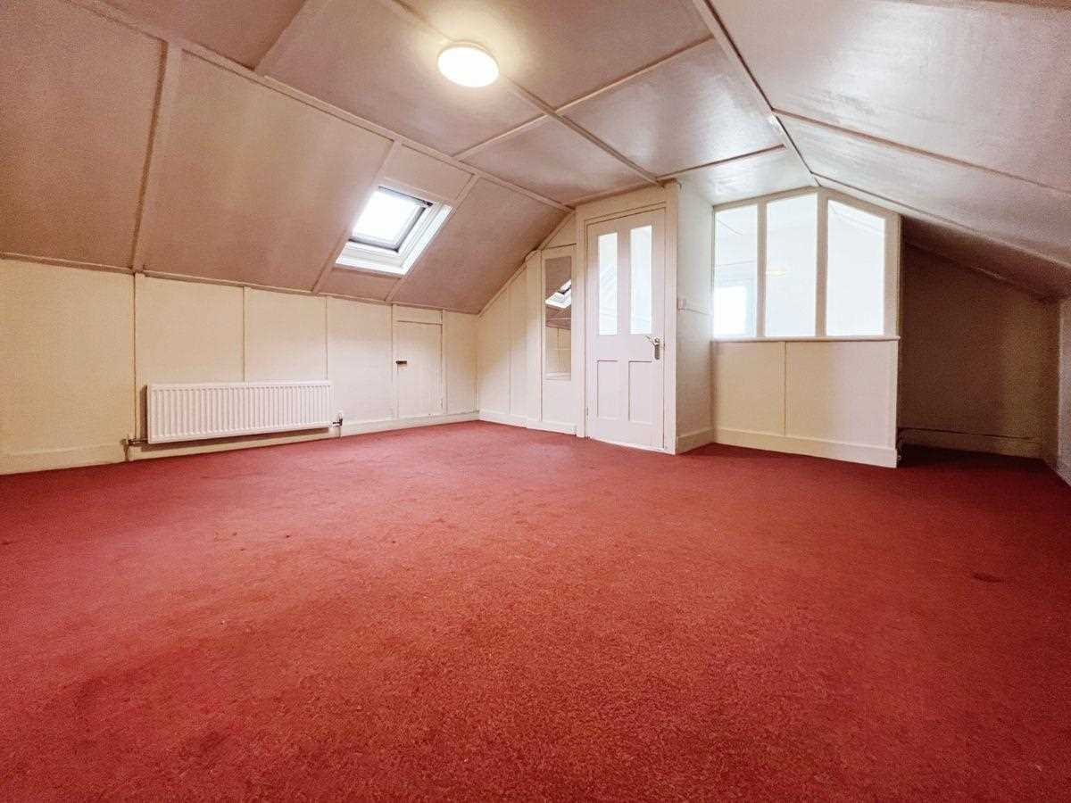 Elm Park - Picture 4
