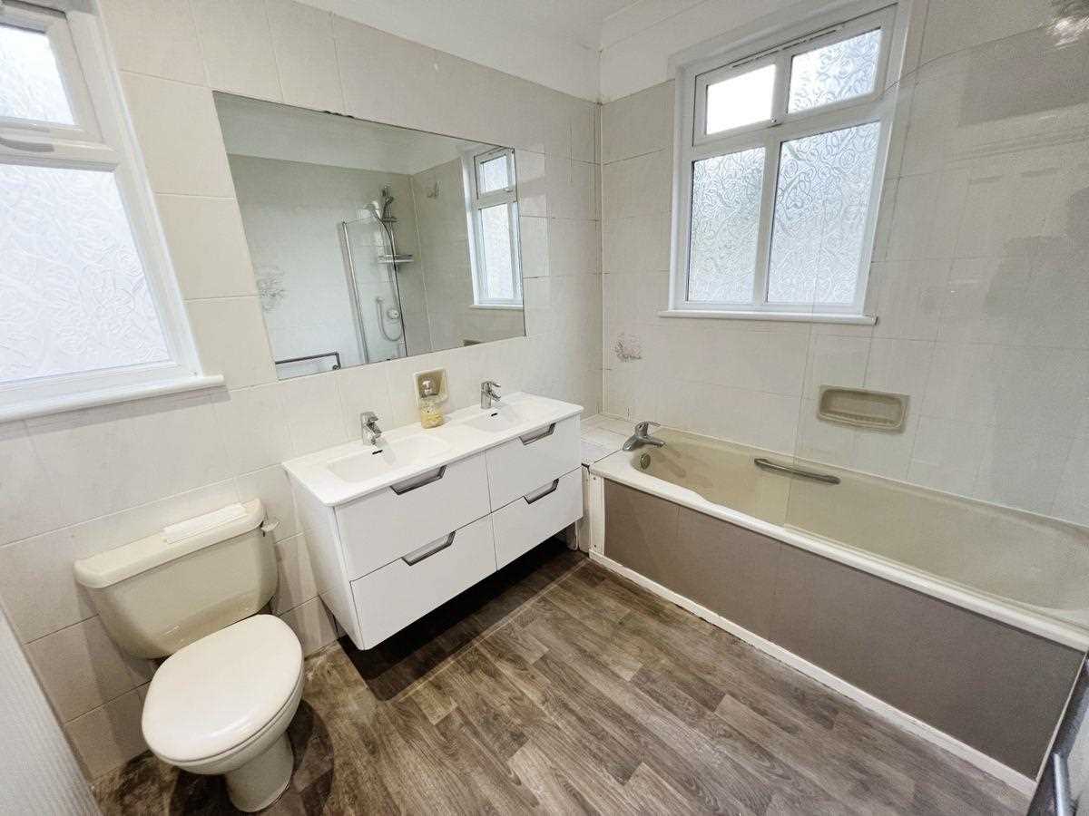 Elm Park - Picture 9