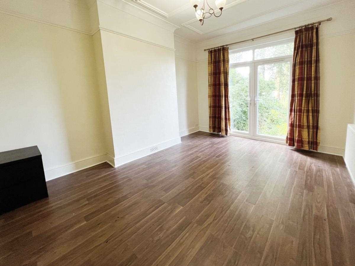 Elm Park - Picture 11