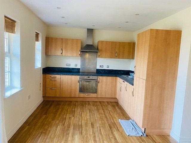 Bushey, Fuller Close - Picture 2