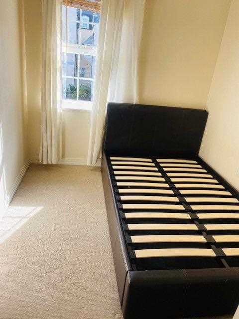 Bushey, Fuller Close - Picture 5