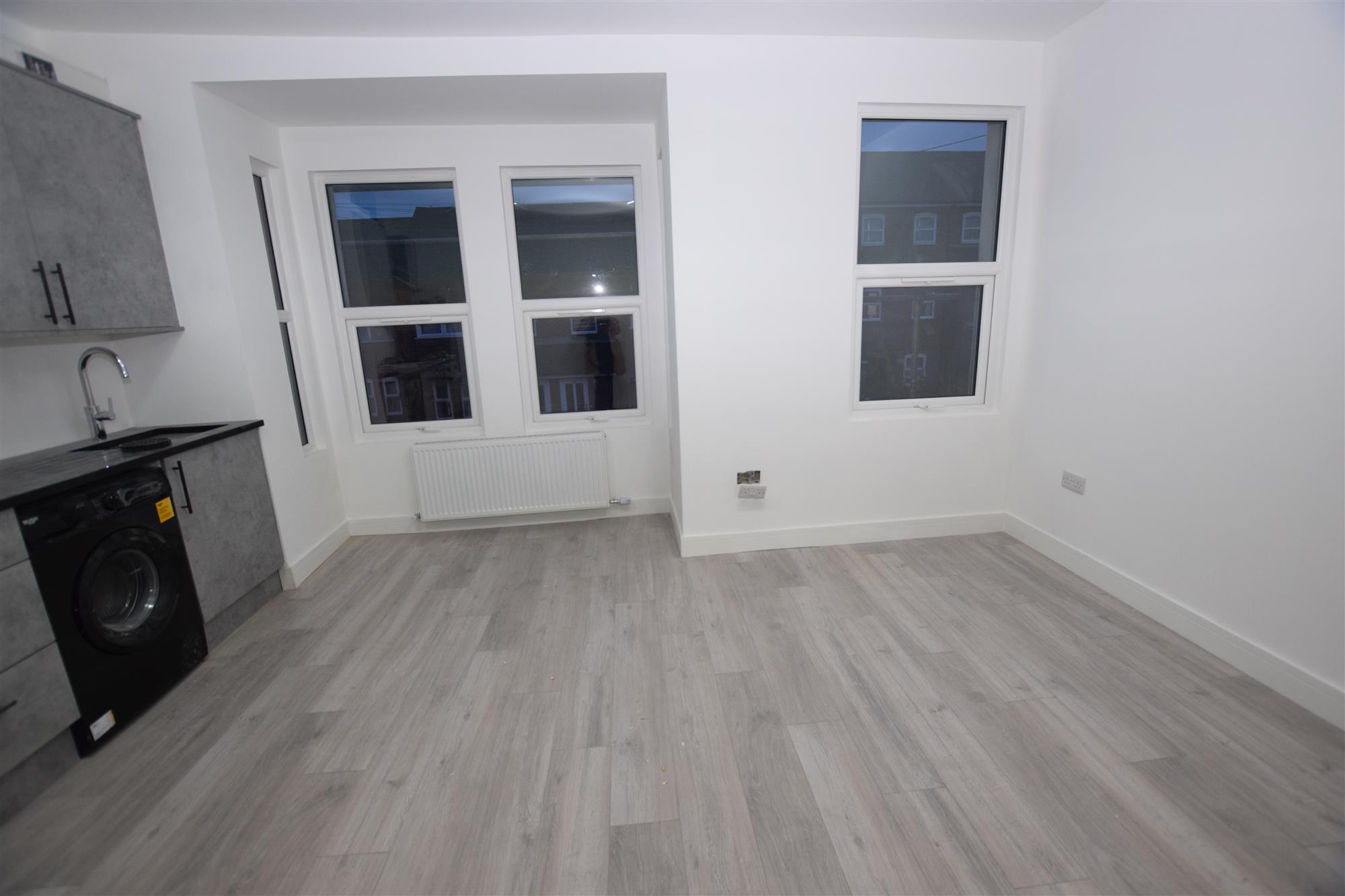 Redbourne Avenue - Picture 1