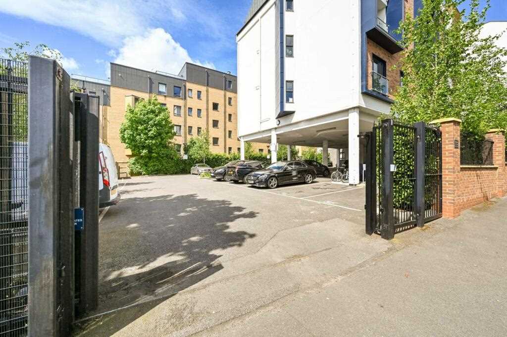 Grove House - Picture 3