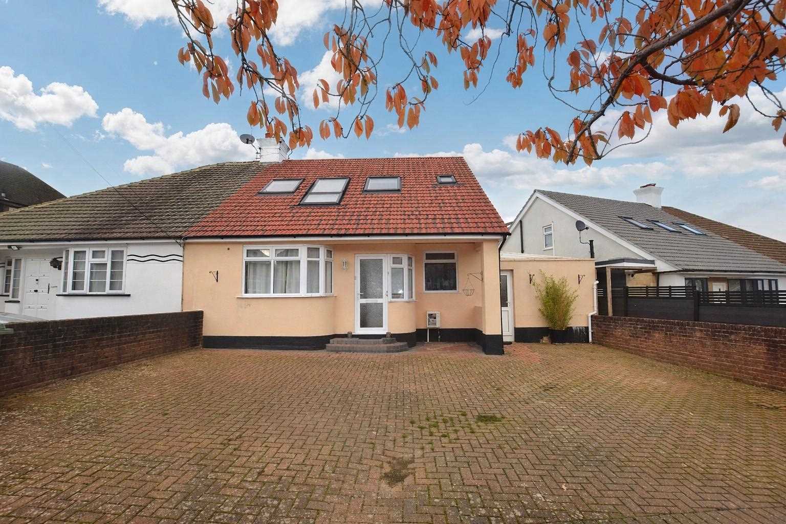 Woodhill Crescent - Picture 1