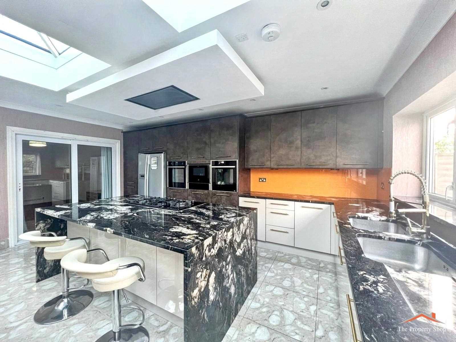 Woodhill Crescent - Picture 2