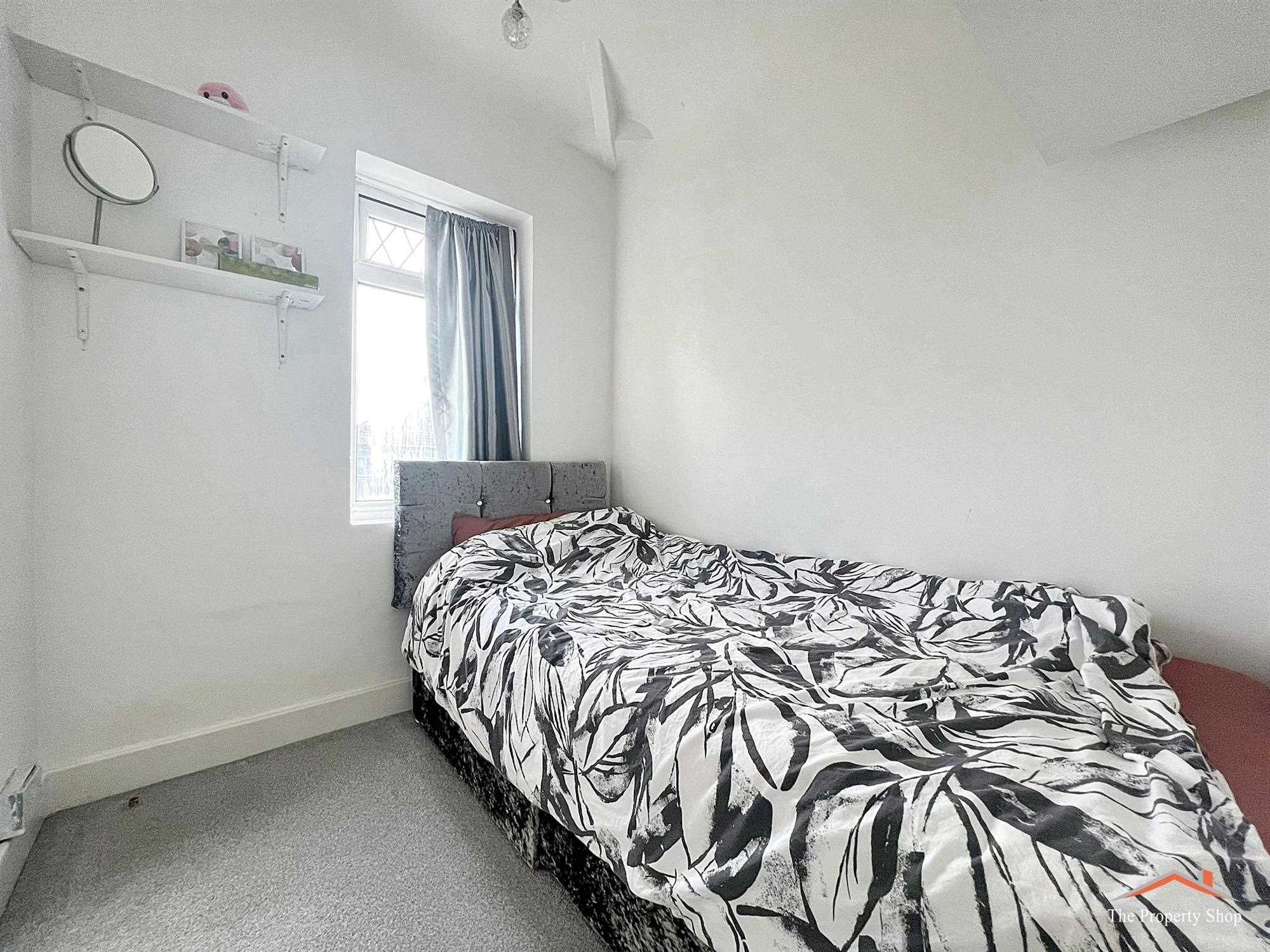 Broadcroft Avenue - Picture 4