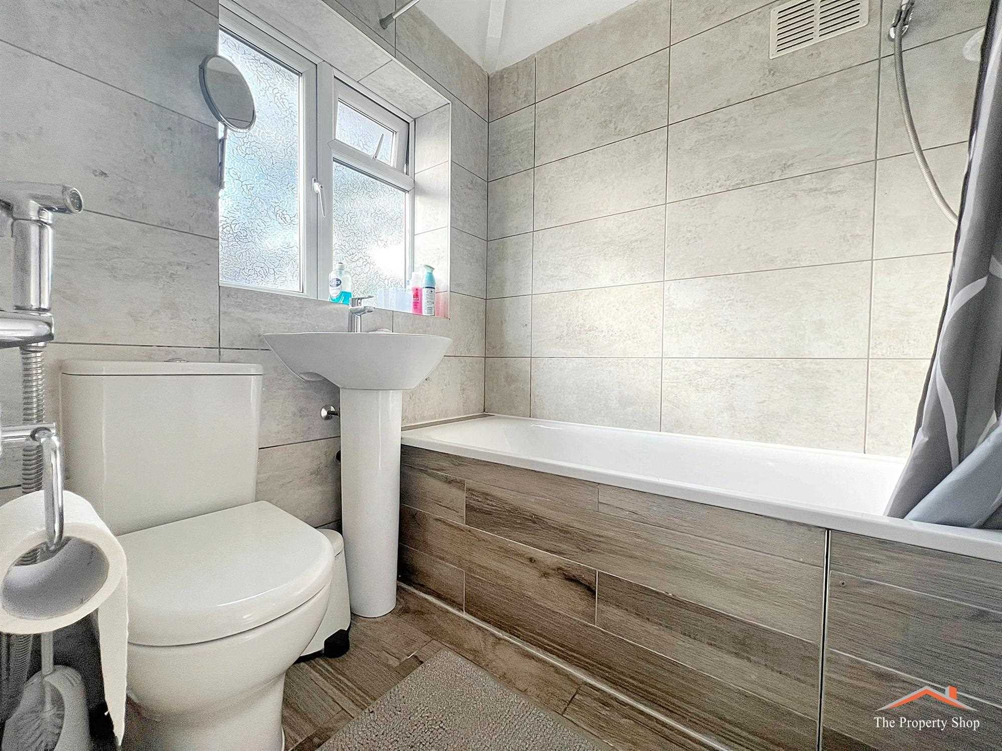 Broadcroft Avenue - Picture 9