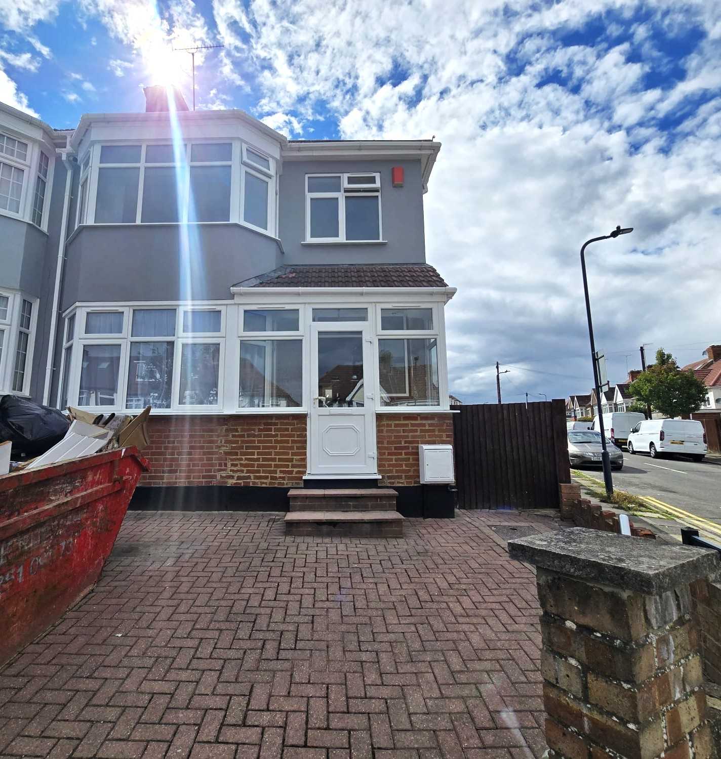 Evelyn Avenue - Picture 1