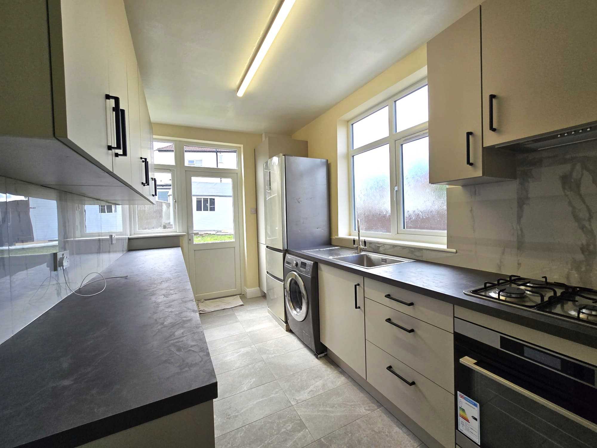 Evelyn Avenue - Picture 3