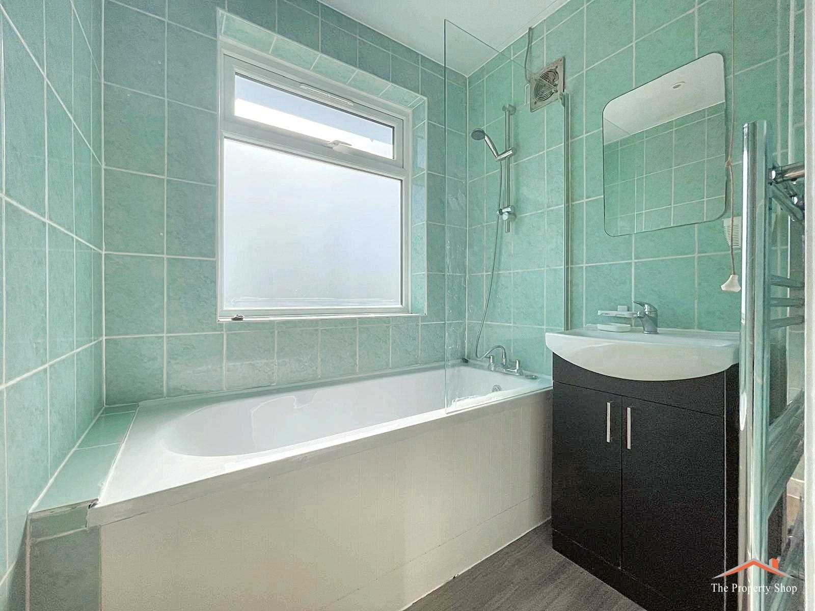Camrose Avenue - Picture 12