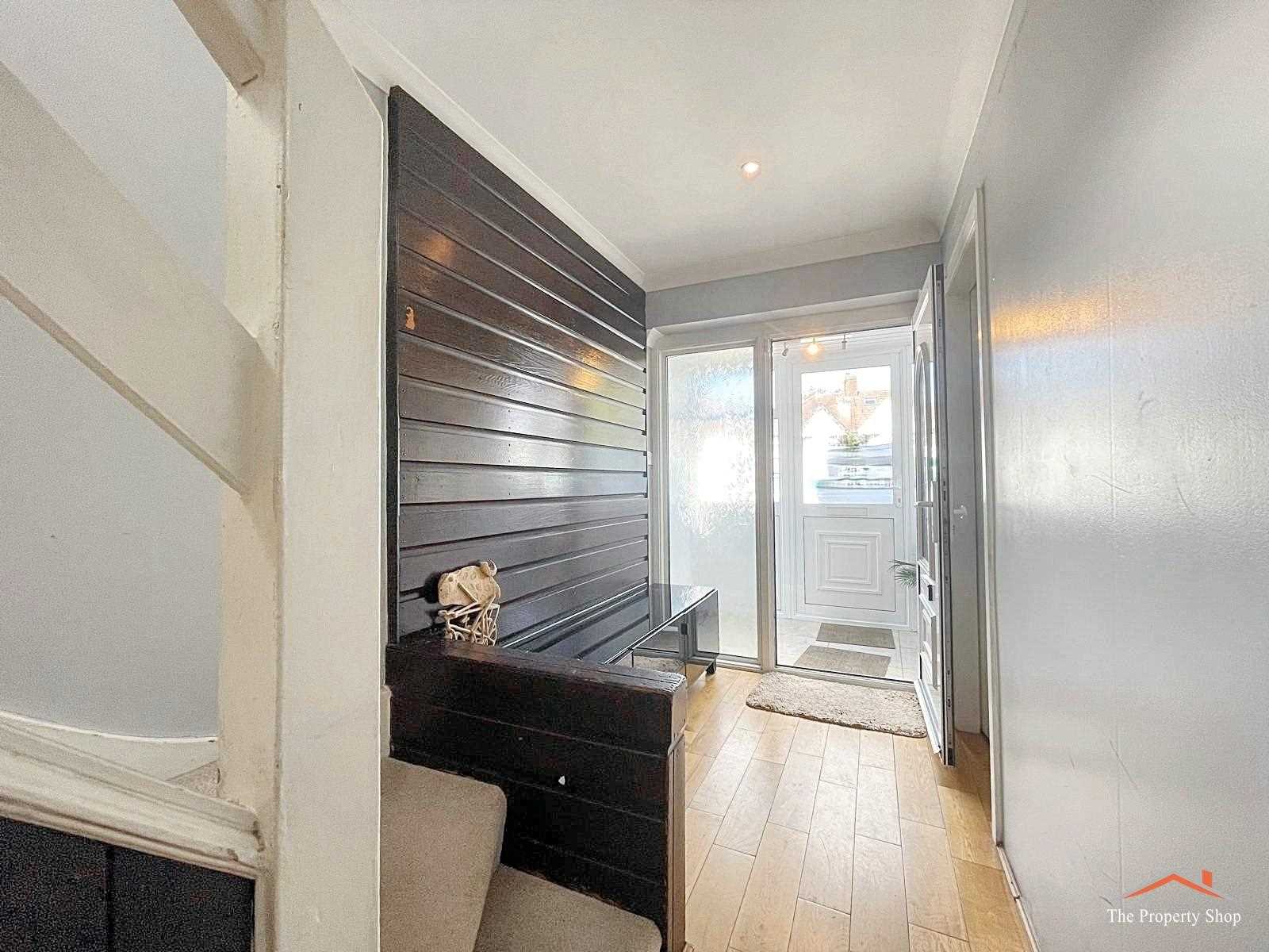 Camrose Avenue - Picture 14