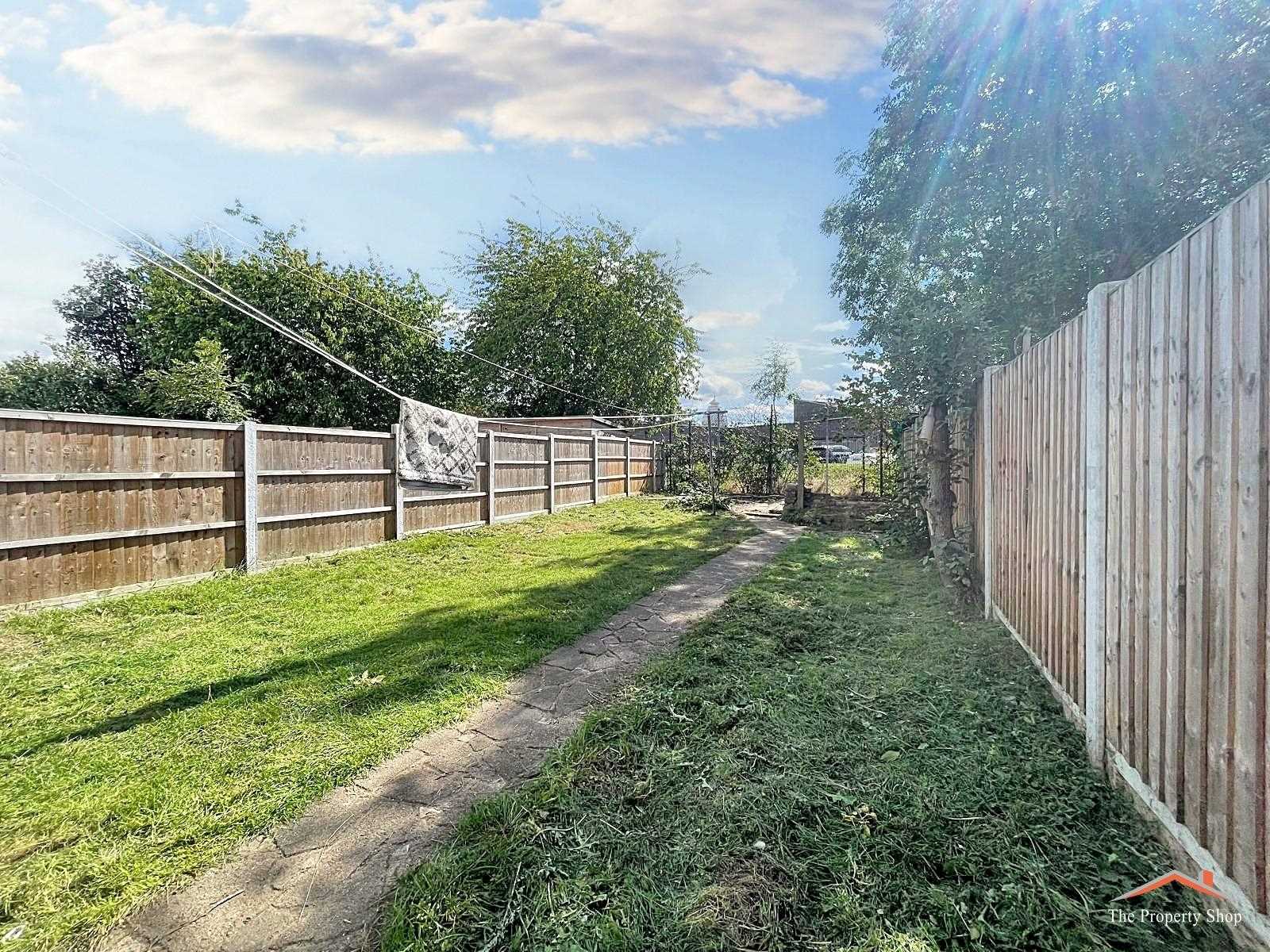 Camrose Avenue - Picture 16