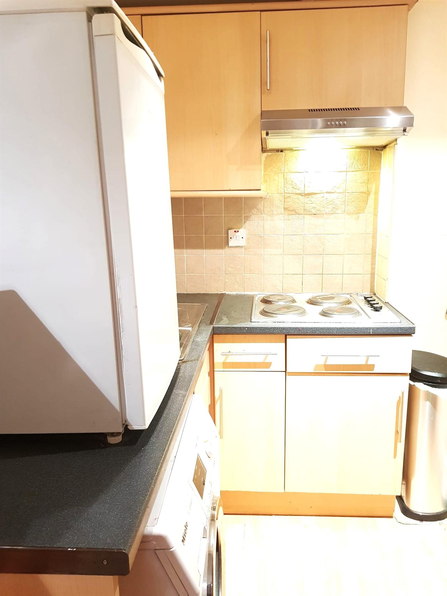 Broadfields Avenue - Picture 1
