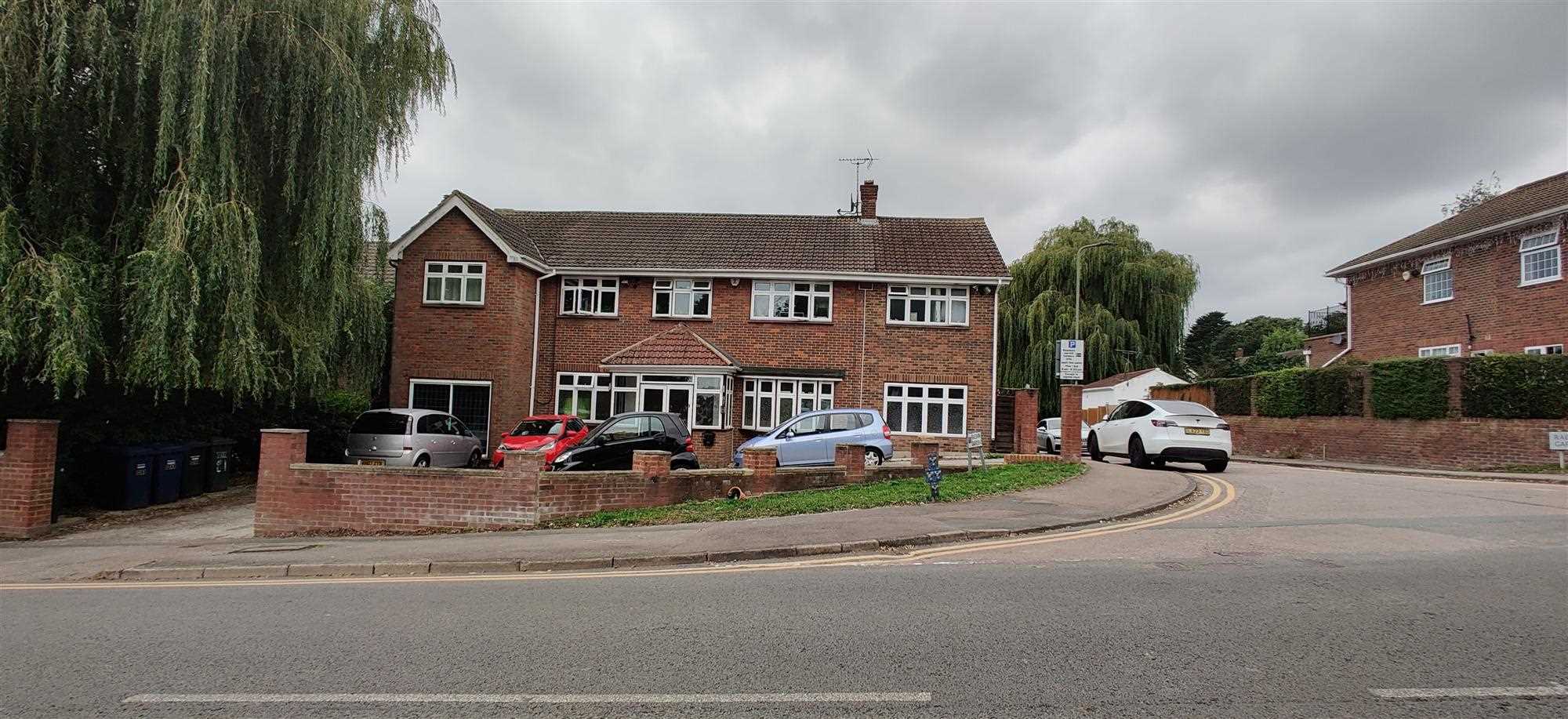 Quinta Drive, - Picture 2