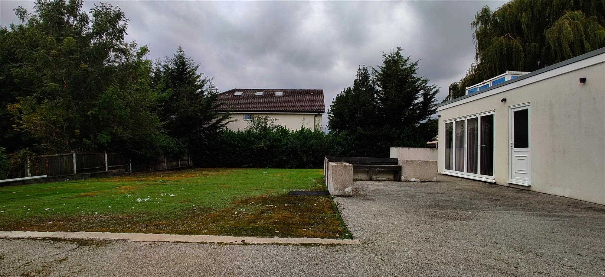 Quinta Drive, - Picture 3