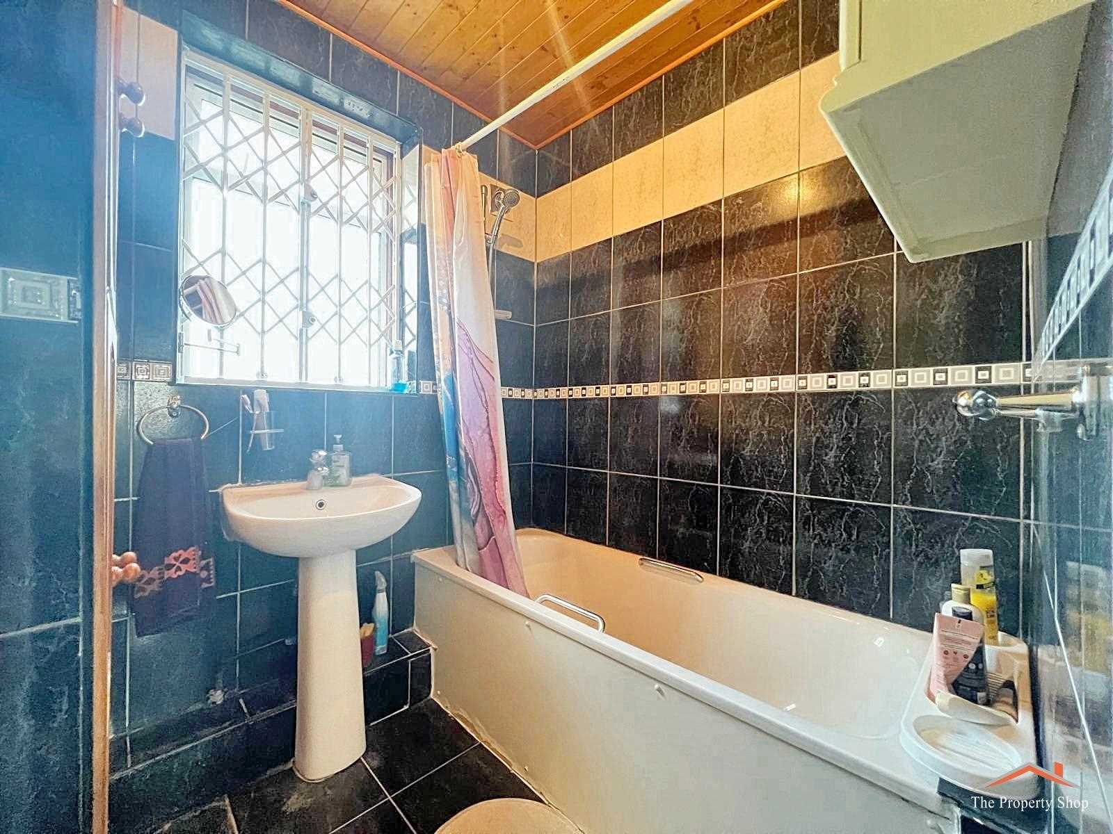 Portland Crescent - Picture 10