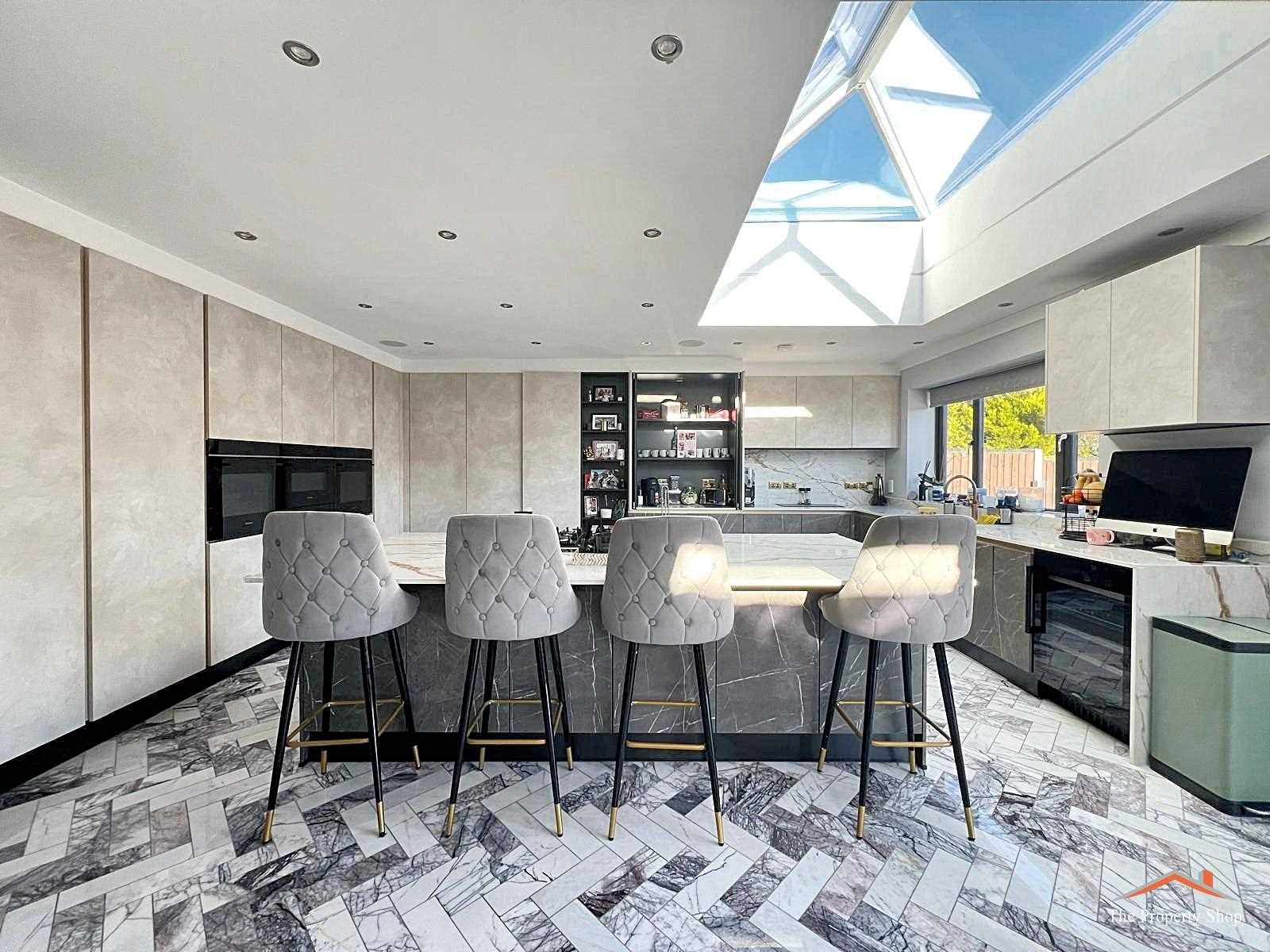 Highview Avenue - Picture 1