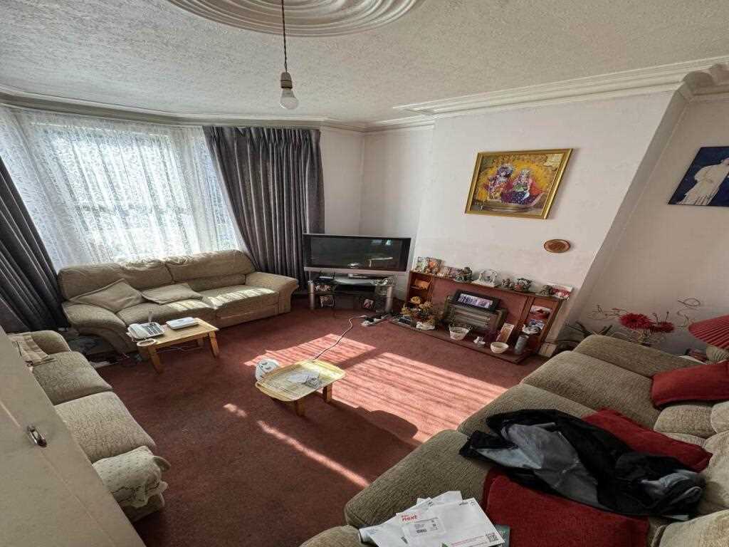 Squires Lane - Picture 3