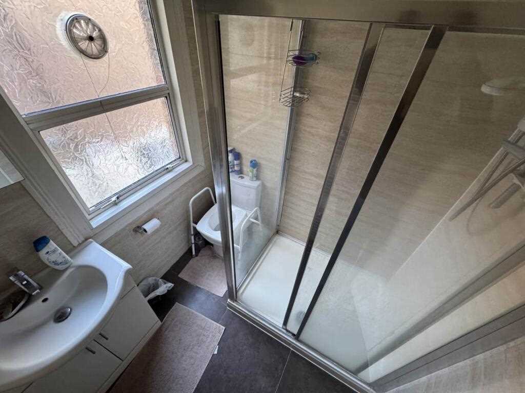 Squires Lane - Picture 7