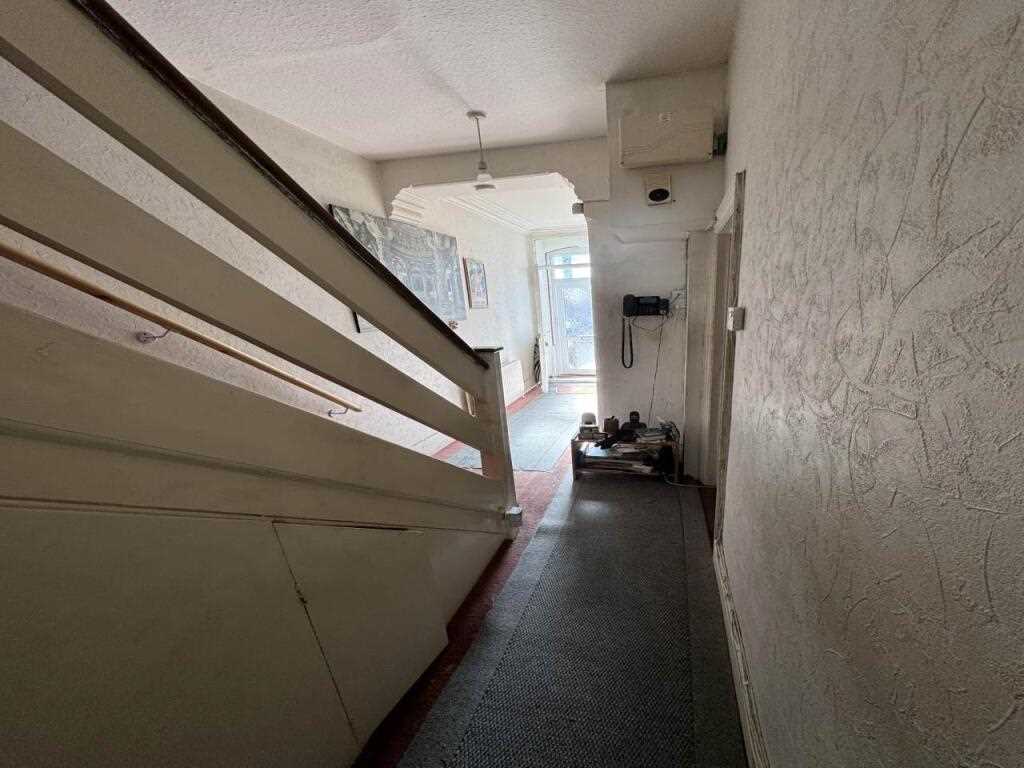 Squires Lane - Picture 8