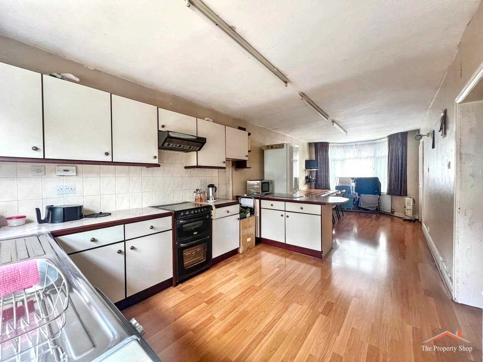 Camrose Avenue, - Picture 3