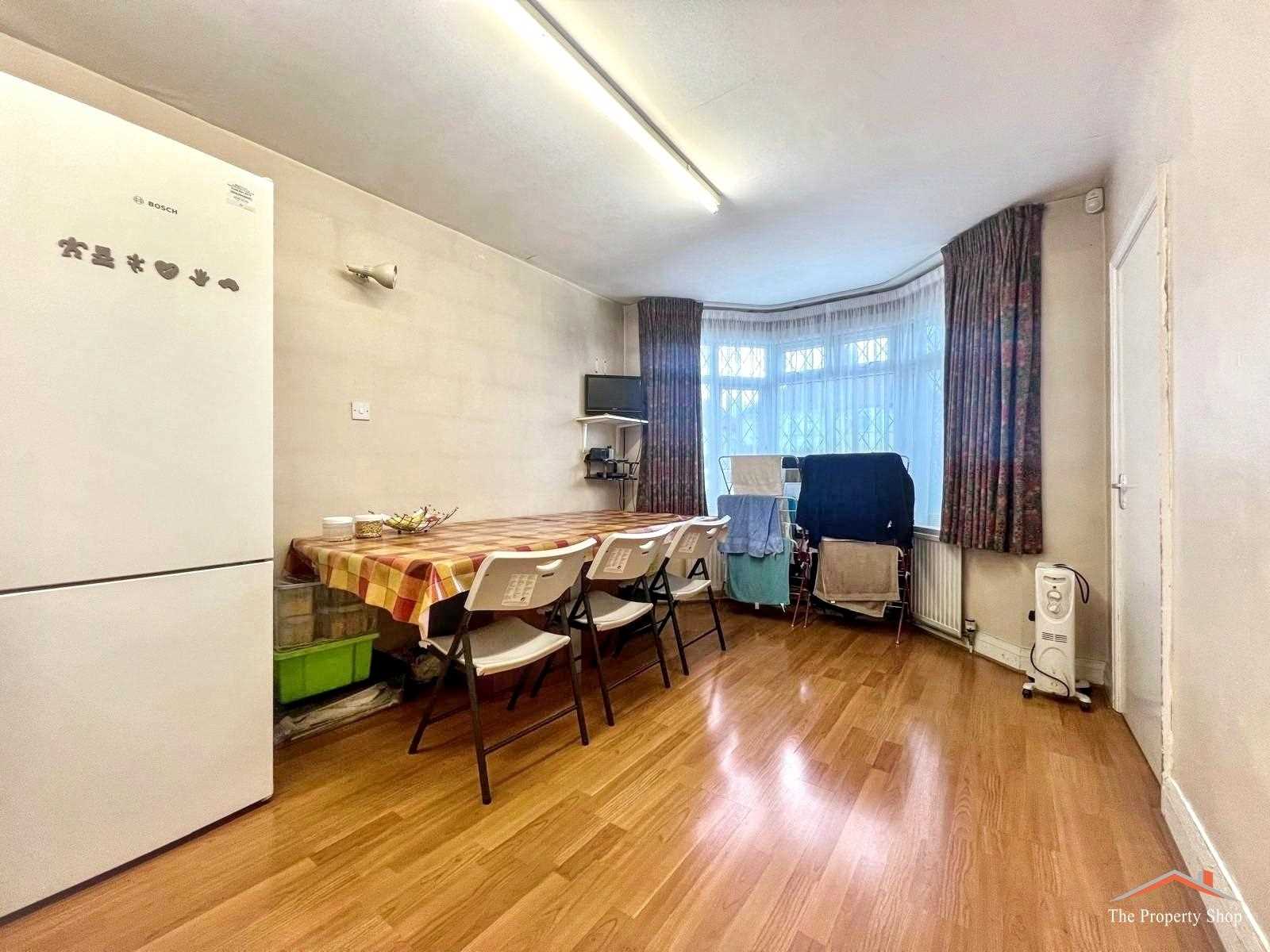 Camrose Avenue, - Picture 4