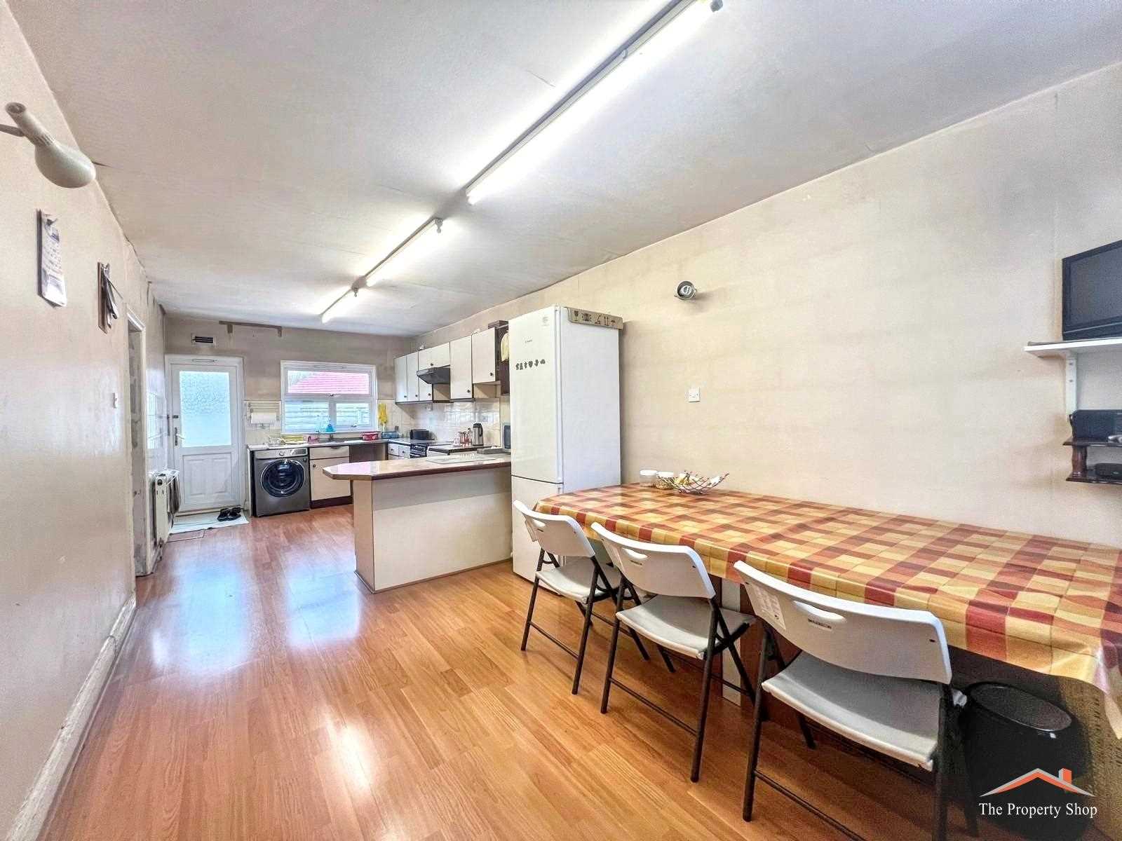 Camrose Avenue, - Picture 5