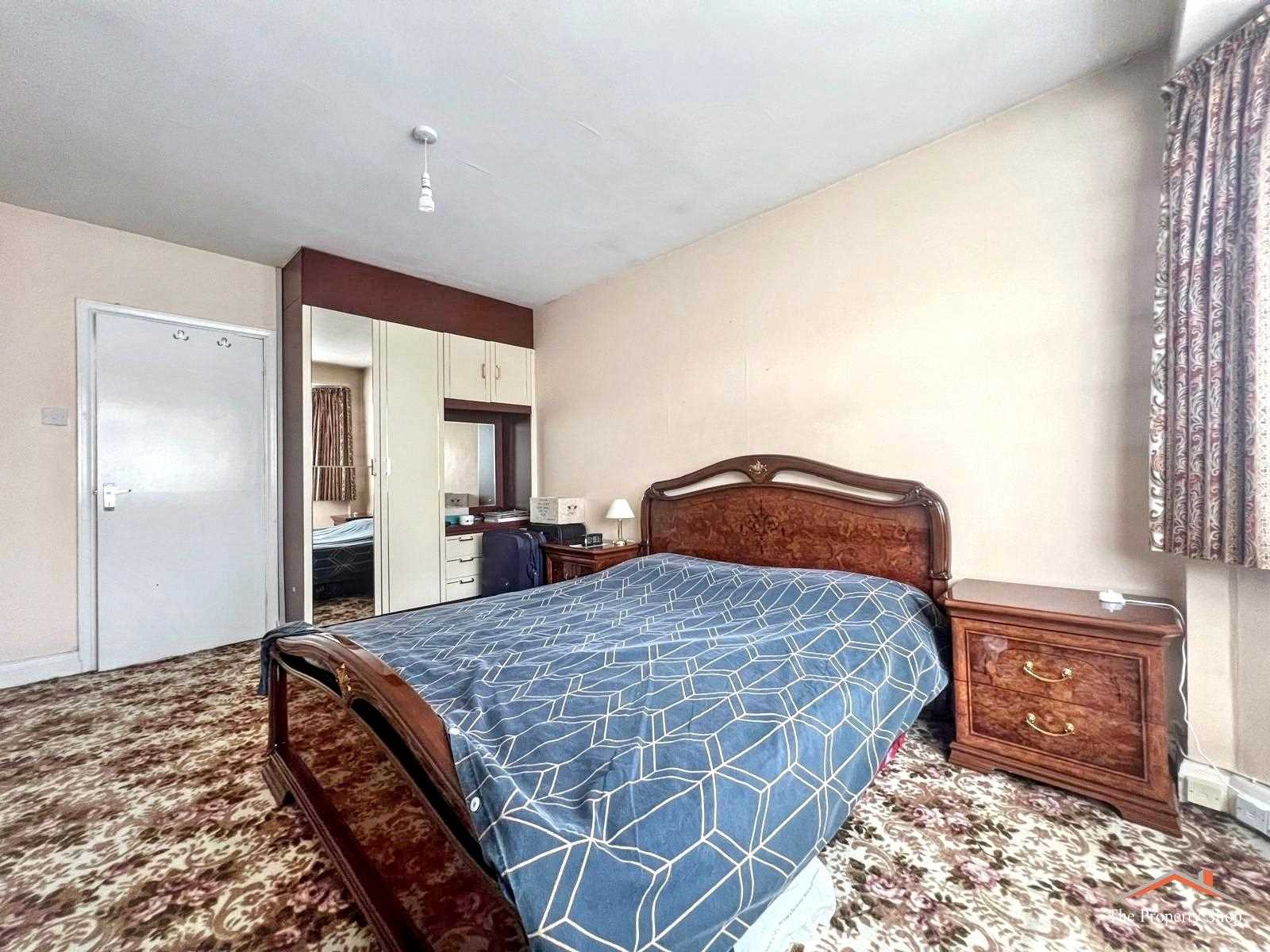 Camrose Avenue, - Picture 6