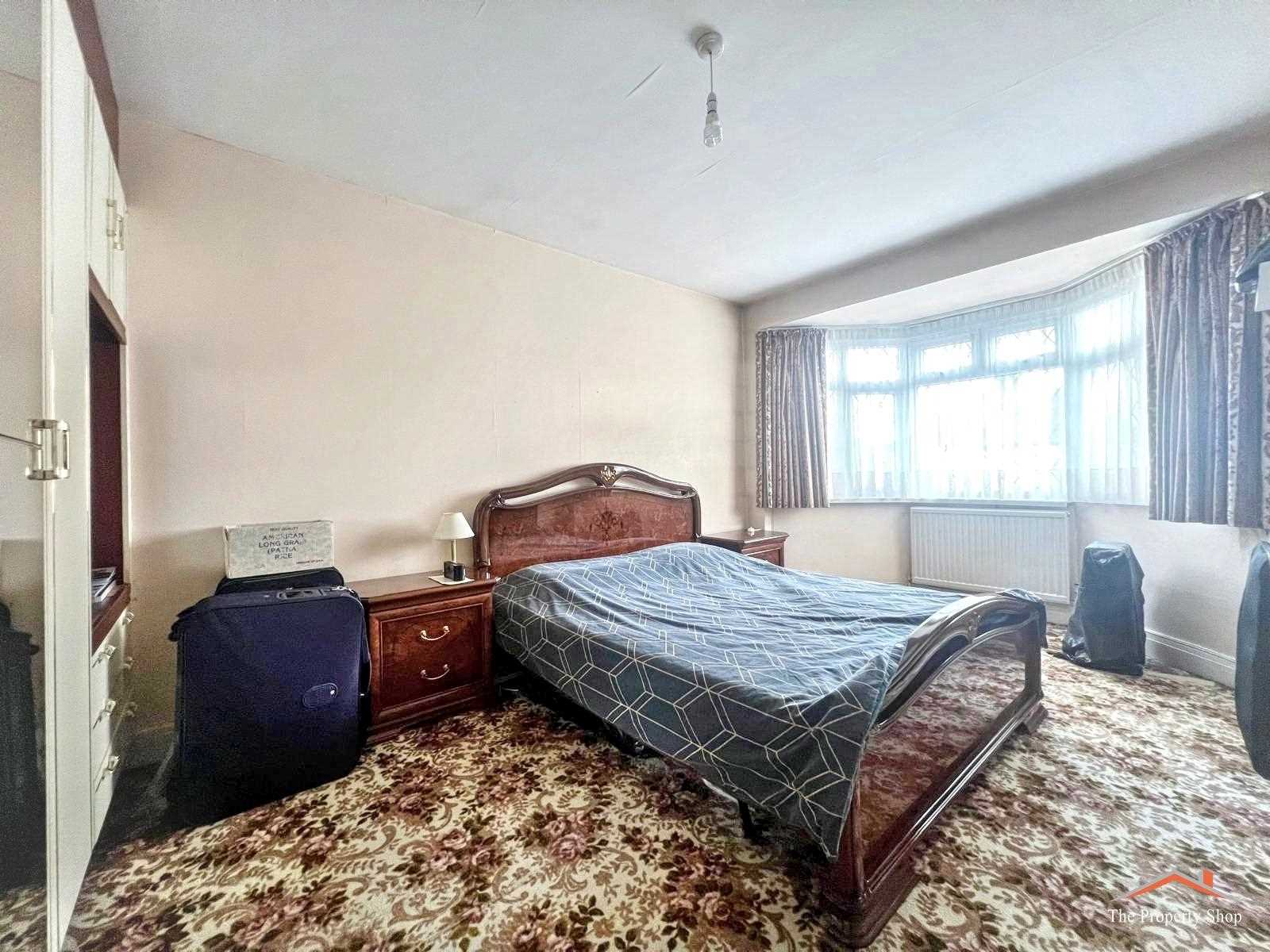 Camrose Avenue, - Picture 7