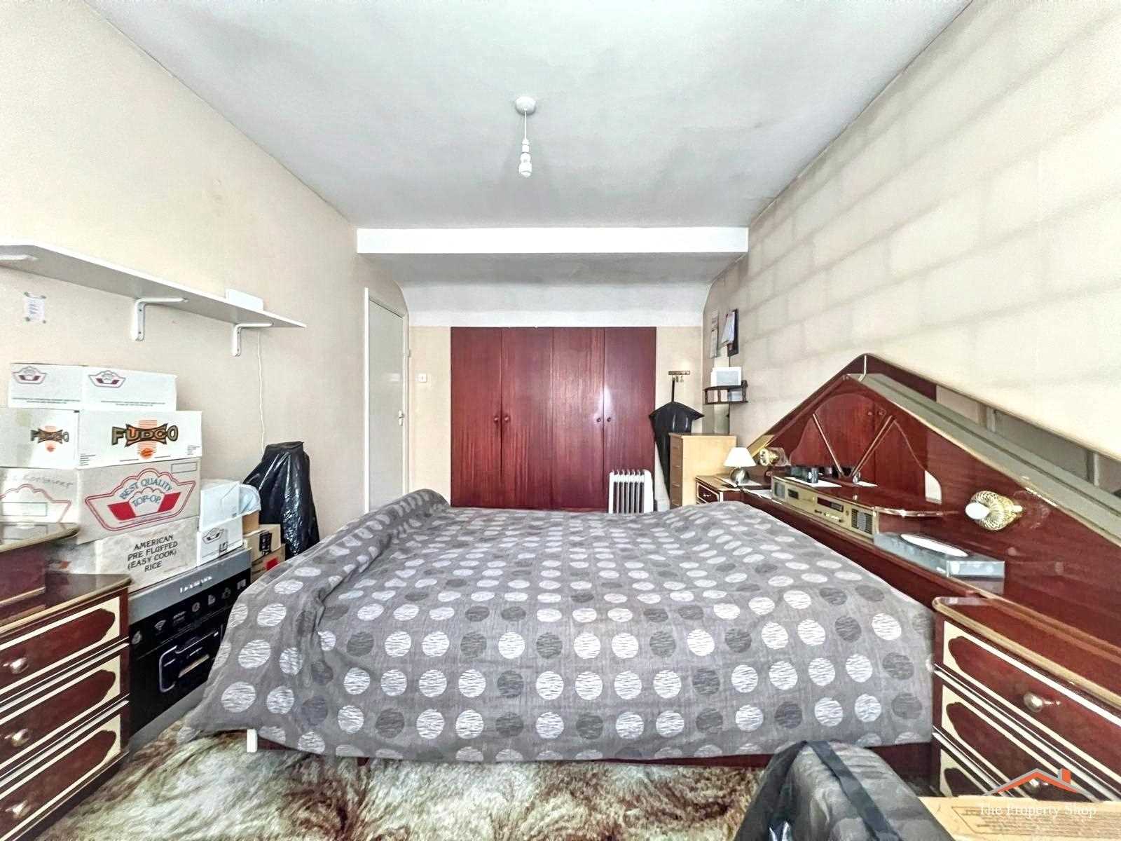 Camrose Avenue, - Picture 8