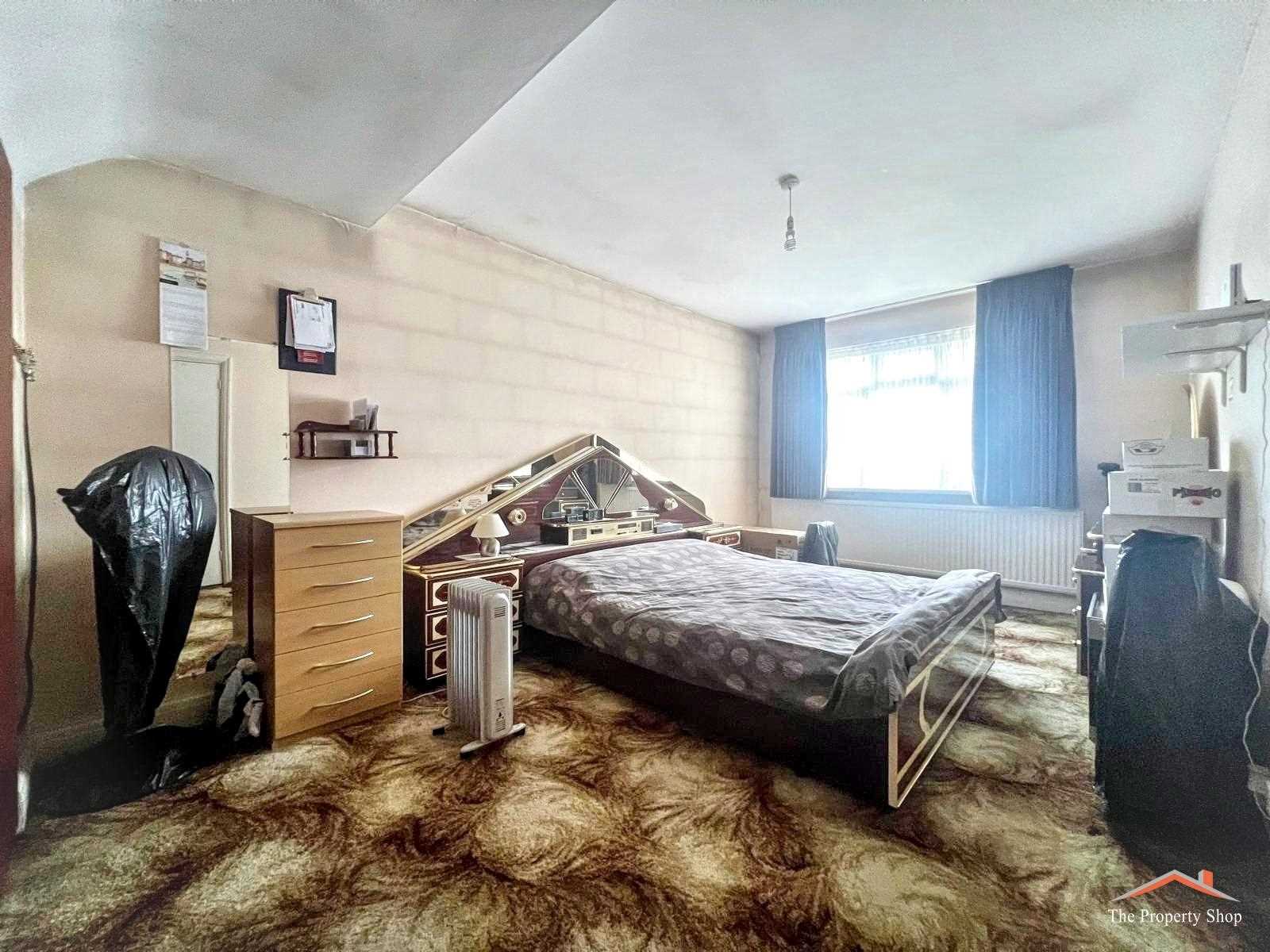 Camrose Avenue, - Picture 9