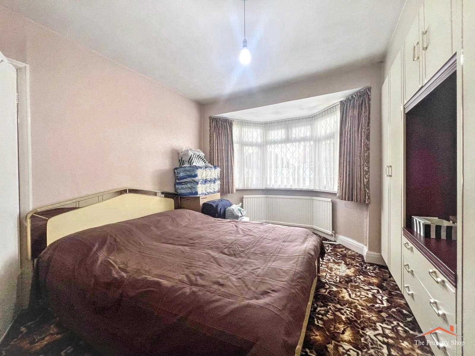 Camrose Avenue, - Picture 10