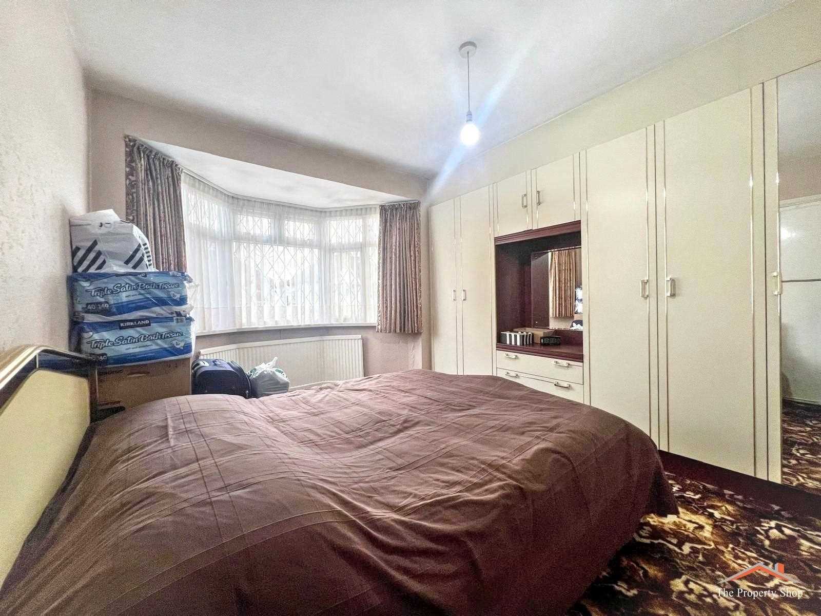 Camrose Avenue, - Picture 11