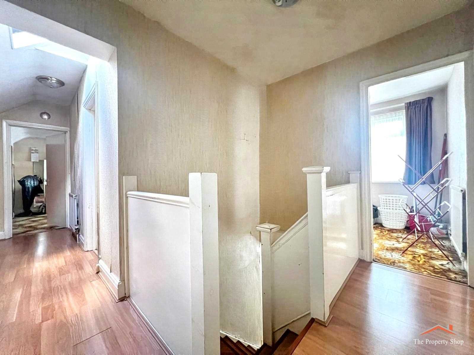 Camrose Avenue, - Picture 14