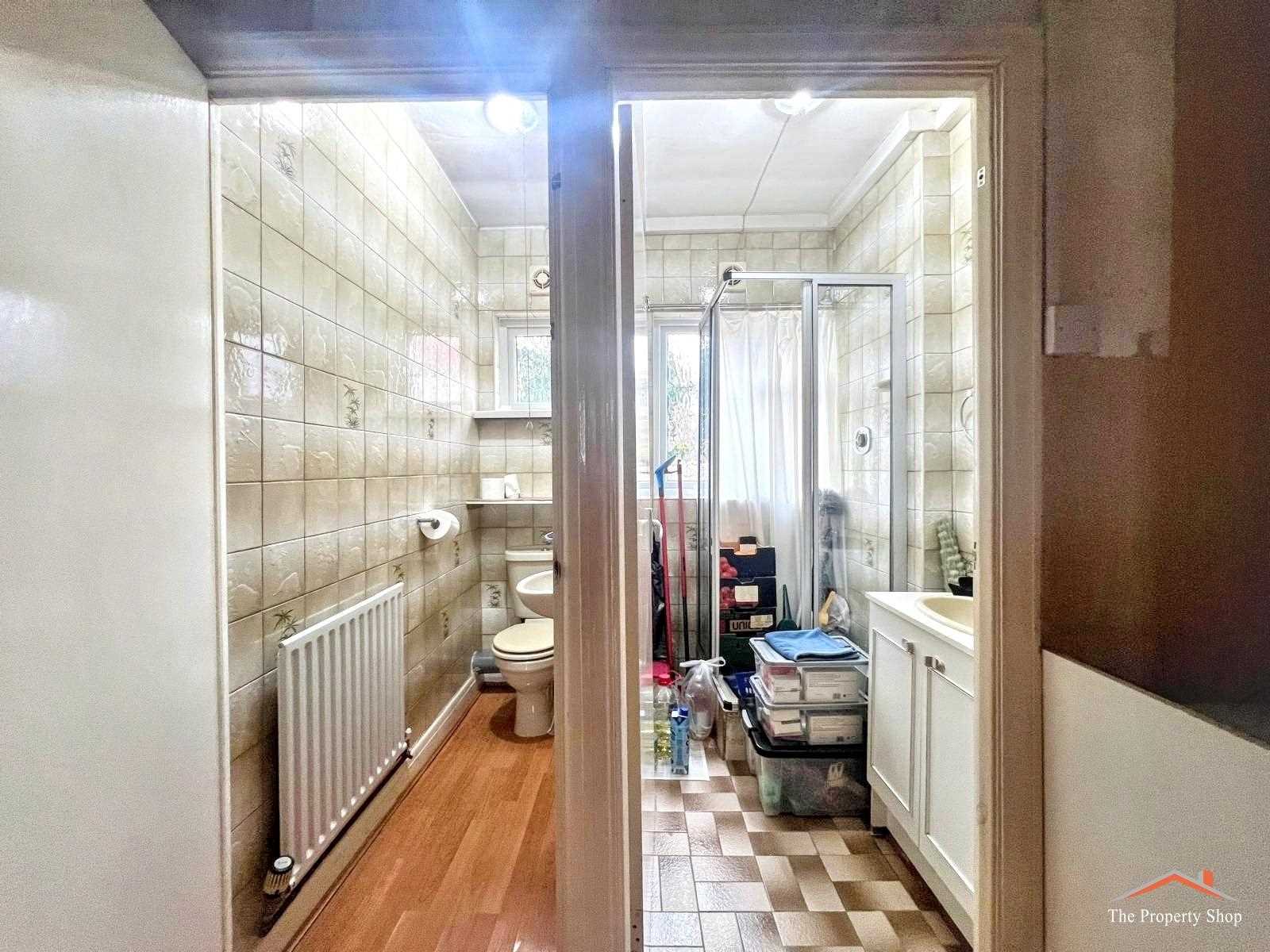 Camrose Avenue, - Picture 15