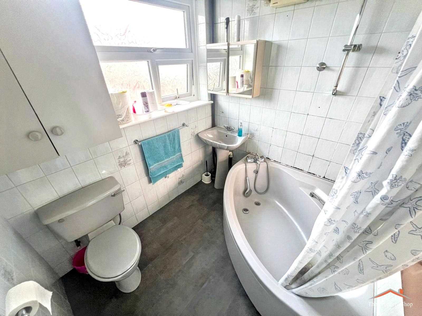 Camrose Avenue, - Picture 16