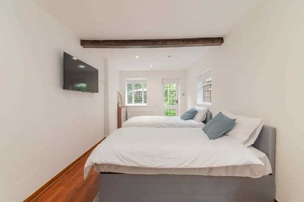 Canons Drive - Picture 7