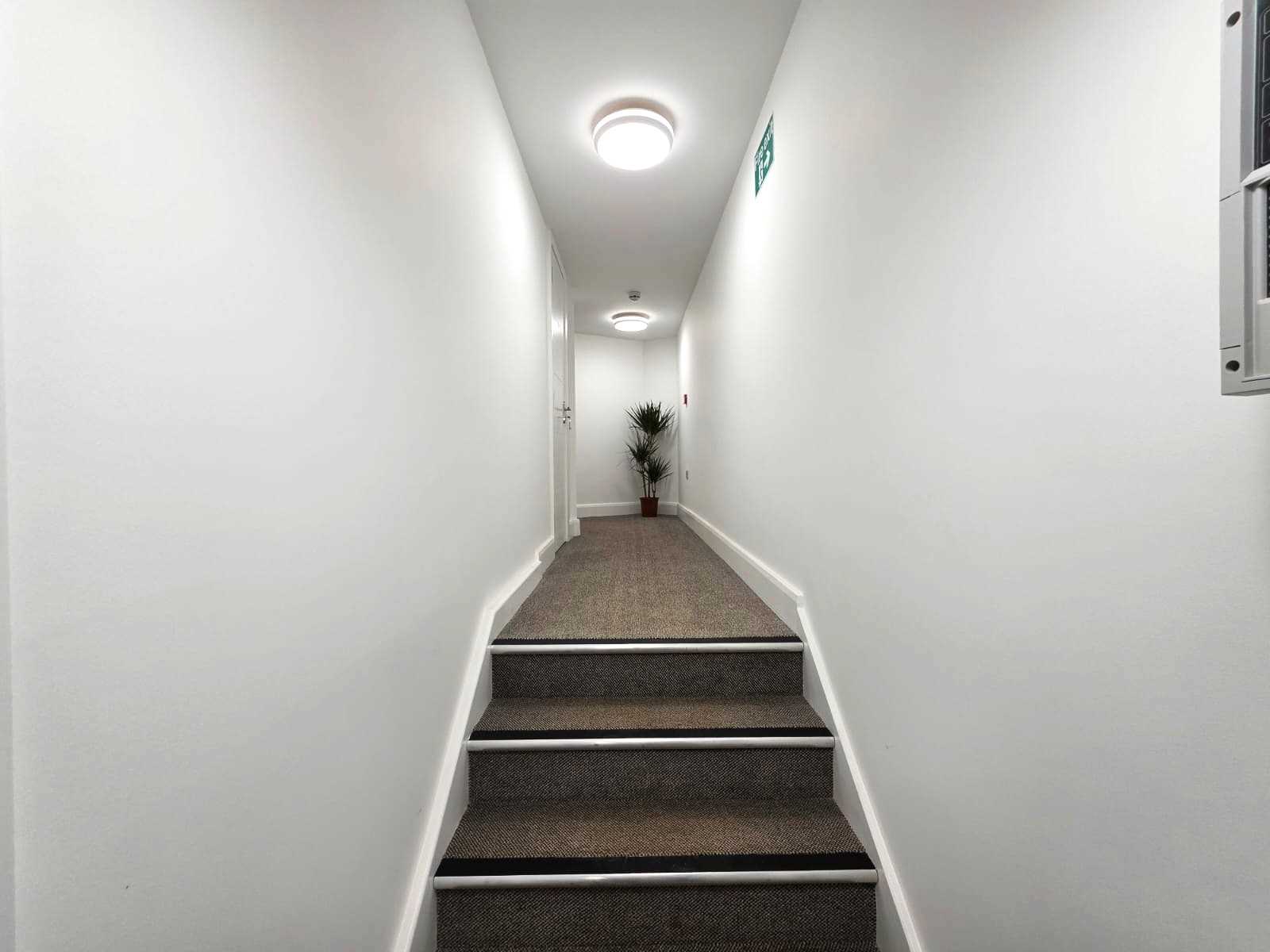 Golders Green Road - Picture 2