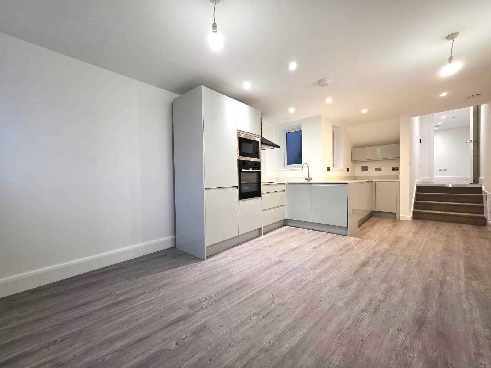 Golders Green Road - Picture 4